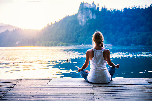 10 posture di yoga per principianti